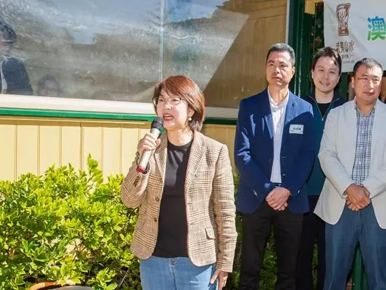 利亚悉尼举, 致辞, 多名 利亚悉尼举, 致辞, 多名