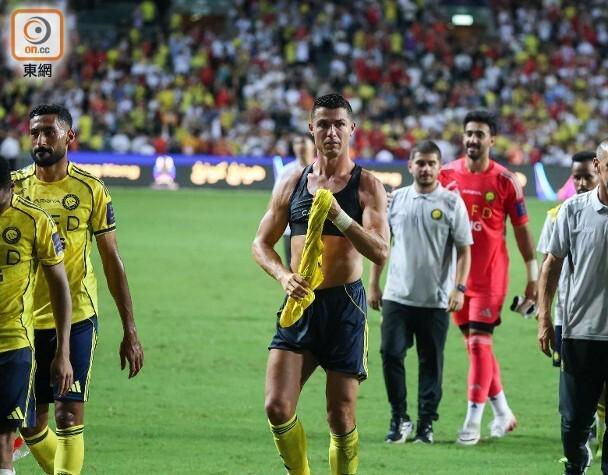 img, 并且直接将, 一名球迷抢